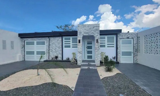 Cangrejo Arriba House | "Seaside Haven: A Spacious Family Retreat with Guest House Near the Beach"