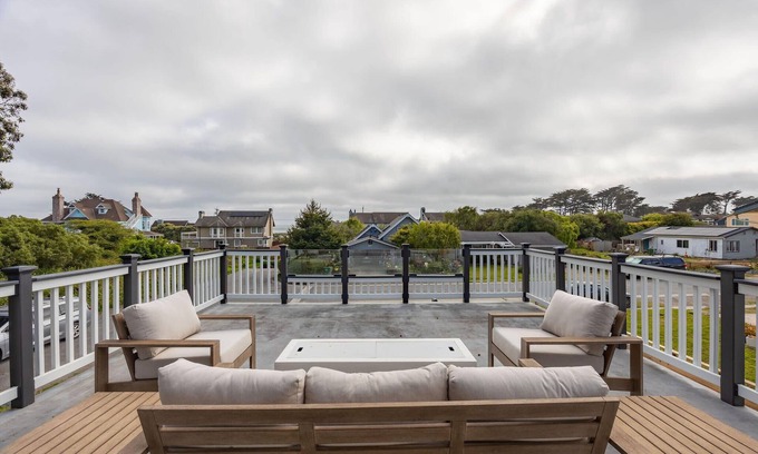 El Granada House | Seaside Home: Modern Retreat with Breathtaking Views and Beachside Charm