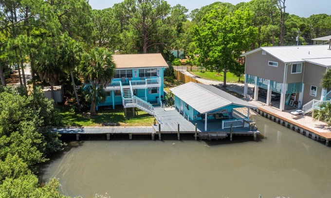 Cedar Key House | Seaside is a large yet cozy 4 bedroom with a private dock