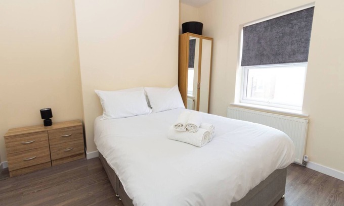 Southport Apartment | Seaside Retreat: 2BR Apt in Southport