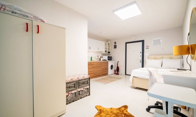 Lara Apartment | Seaside Retreat Vibrant Flat 2 min to Beach