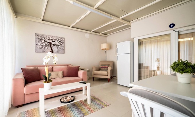 Lara Apartment | Seaside Retreat: Vibrant Flat 2 min to Beach