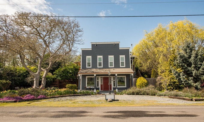 Dungeness Apartment | Seaside Saloon Hot Tub Getaway