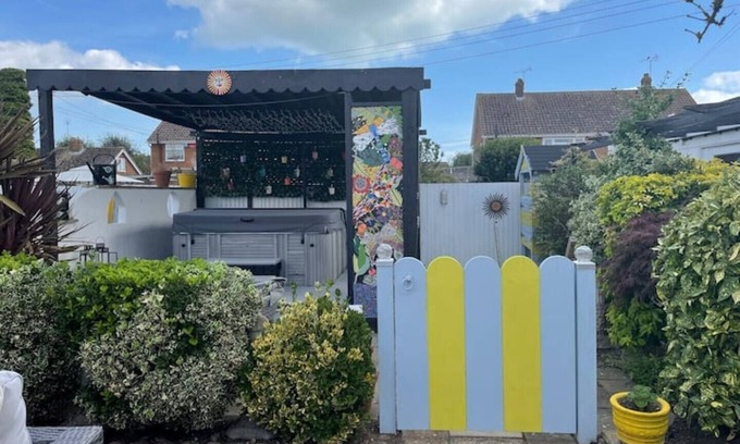 New Romney Cabin | Seaside themed self contained cabin, hot tub & Bbq