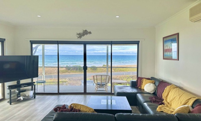 Apollo Bay House | Seaspray Beach House - Pet Friendly - 50m to Beach