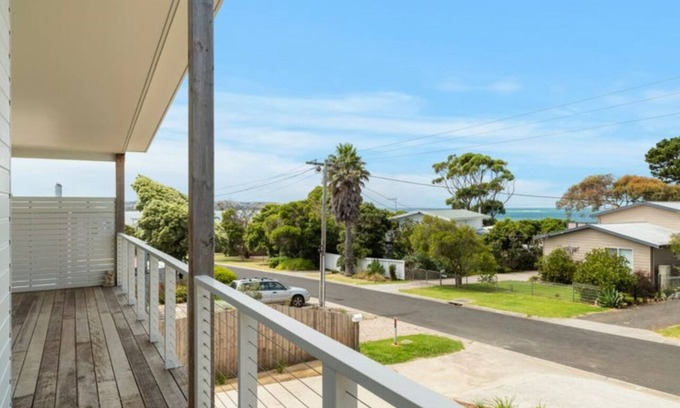 Newhaven House | Seaspray Views by Ready Set Stay