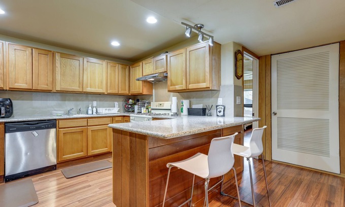 Rainier Valley Apartment | Seattle Apartment w/ Patio ~ 9 Mi to Downtown!