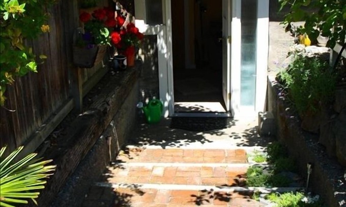 Wallingford Apartment | Seattle at its Best - a Great Neighborhood for Walking!
