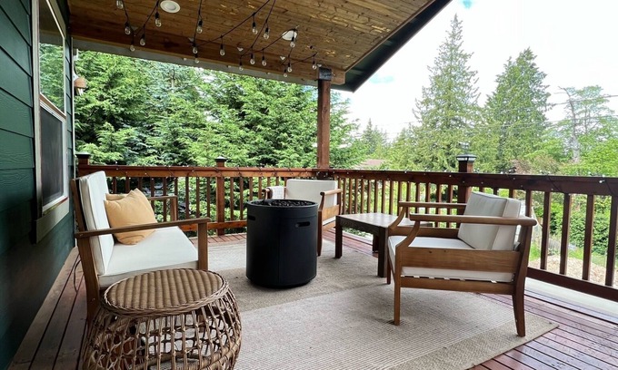 Highland Terrace House | Seattle Chalet with Massive Private Covered Deck