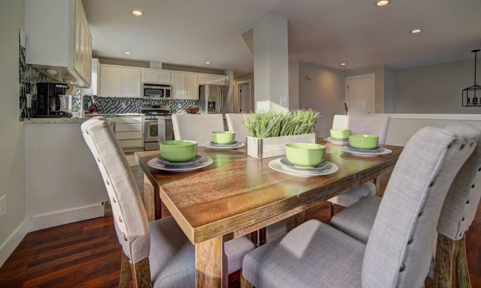Greenwood House | Seattle Modern Charm 3 mi to Beach! 1 mi to WWU! 4 mi to UW! 15 min Dwntwn