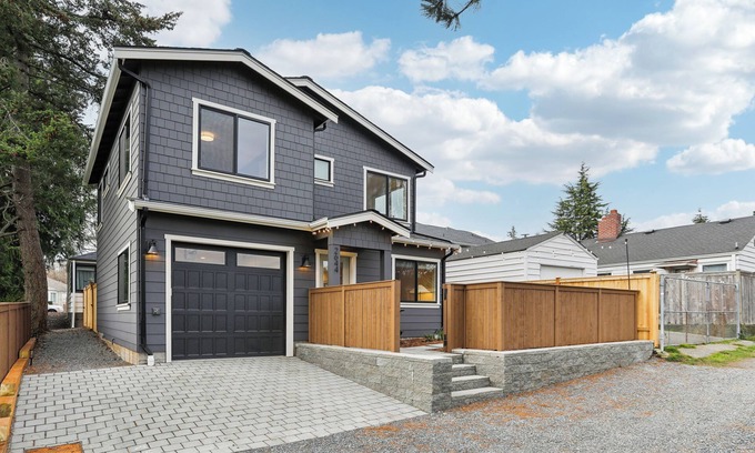 Southeast Magnolia House | Seattle Retreat, 3 bedroom 2.5 bathroom, Family Friendly near Magnolia Village.