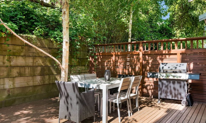 Mann House | Seattle Vacation Home: Fields of Dreams - Great Location | 2 Master Suites! | 5 Star Hospitality