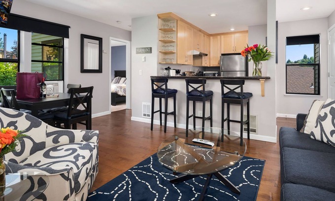 Mann Apartment | Seattle Vacation Home: Thomas Lodge "Vermont" - Bright 1 Bed/1 Bath