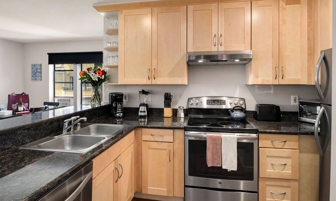Mann Apartment | Seattle Vacation Home: Thomas Lodge "Philly" - Bright 1 Bed/1 Bath