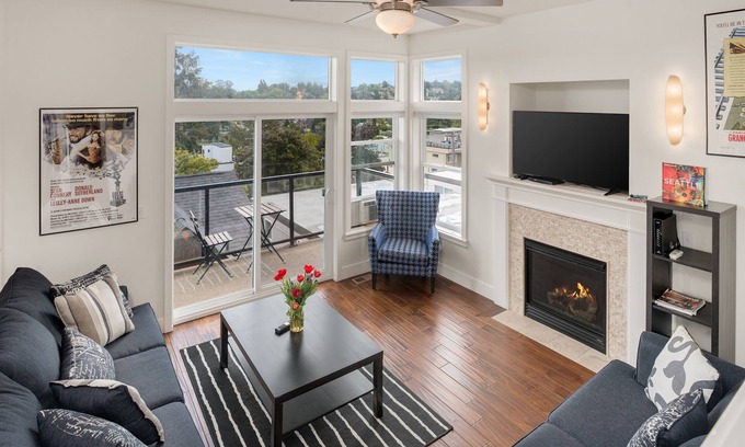 Mann House | Seattle Vacation Home: The Depot