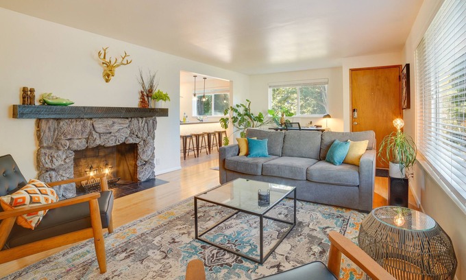 High Point House | Seattle Vacation Home w/Hot Tub: 5 Mi to Downtown