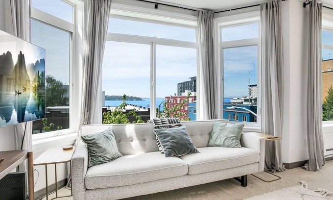 Belltown Condo | Seattle’s Downtown Gem- w/View, Free Parking, Gym & Pool - Sleeps 6