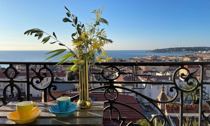 Menton Apartment | Seaview 200 m city center, 700 m to train station. Access via walkway 58 stairs