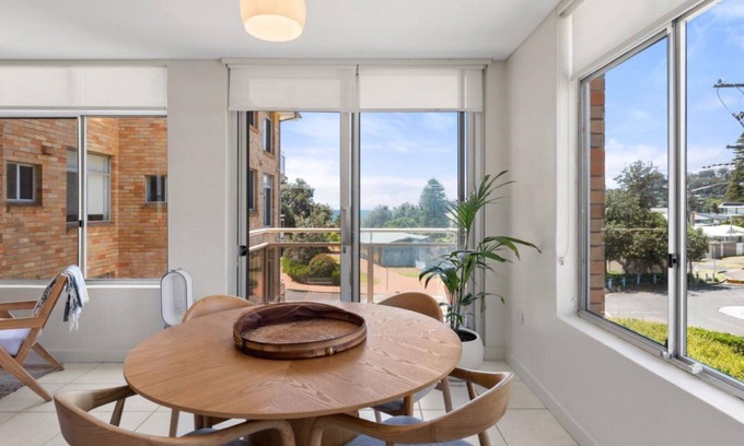 Avoca Beach Apartment | Seaview 6 - Great Views in the Heart of Avoca