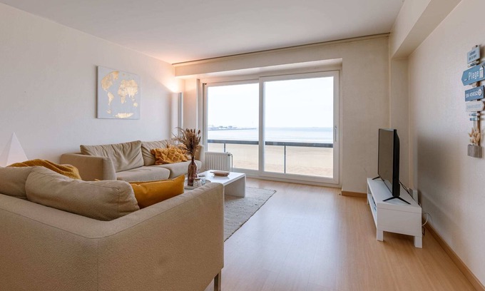 Heist Apartment | Seaview apartment on 7th floor at the beachfront