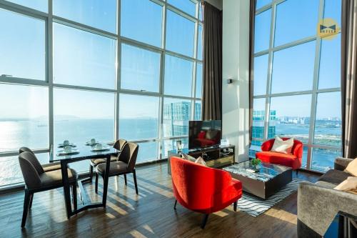 George Town Apartment | Seaview Seafront Duplex in Town with WiFi & Full Kitchen 23