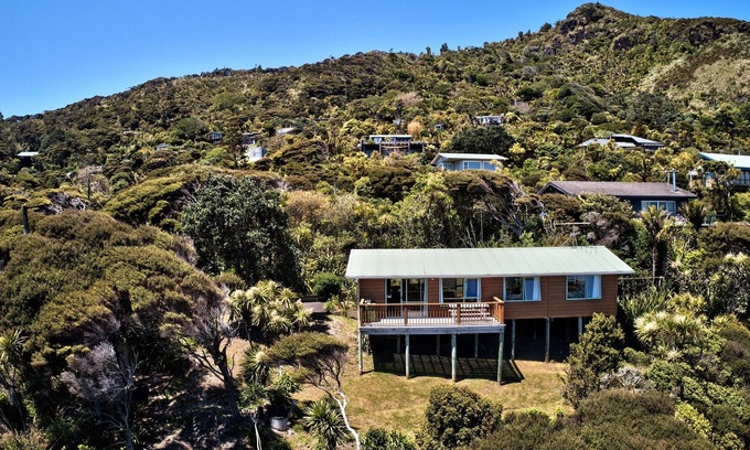 Piha Cottage | Seaview, Sun and Surf - Piha Holiday Home
