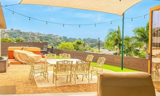 Bay Park House | Seaworld Fireworks View Hot tub Fast Wifi 3BR/2BA 4 Bds + 2 SofaBds