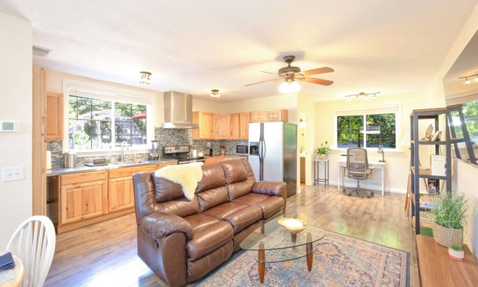 Sebastopol Cottage | Sebastopol Country Getaway - 15 Minutes Walk to Downtown