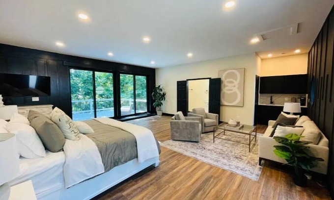 Fairfax Station House | Secluded 6-BR - Heated Pool & Sauna