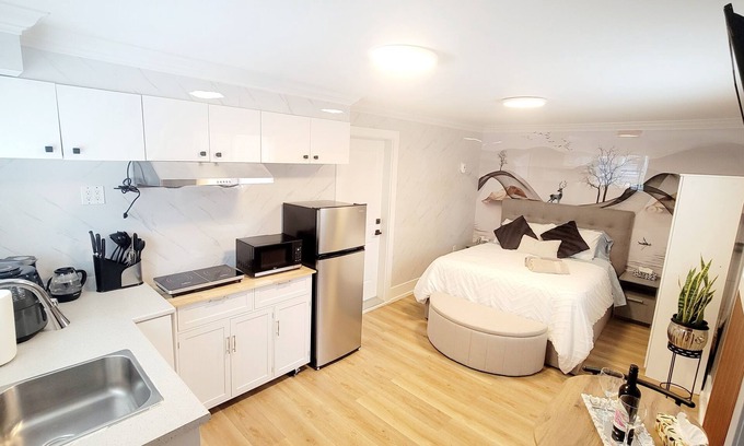 Fraserview House | Secluded Bachelor Suite