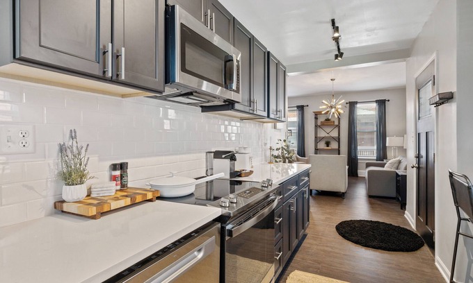 German Village Apartment | Secluded Backyard ✦ Free Street Parking