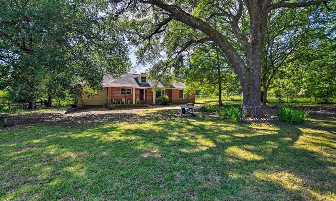 Clinton House | Secluded Baton Rouge Area Hideaway with Lawn!