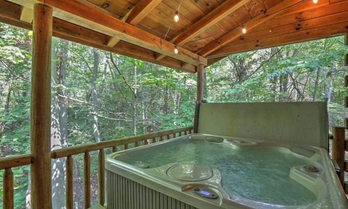 Millersburg Cabin | Secluded Cabin Getaway with Hot Tub, Kitchen, and Fireplace