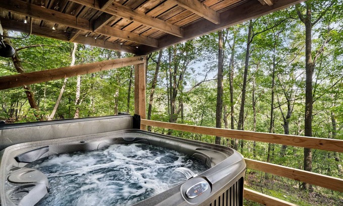 Sleepy Hollow Cabin | Secluded Cabin: Hot Tub, Huge Deck, Fire Pit, WiFi