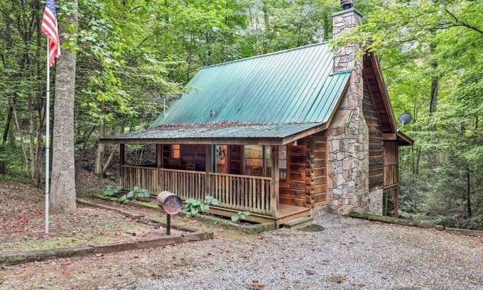 Gatlinburg - Pigeon Forge Cabin | Secluded Cabin/Hot Tub & Screened in Porch Fall Rates Available