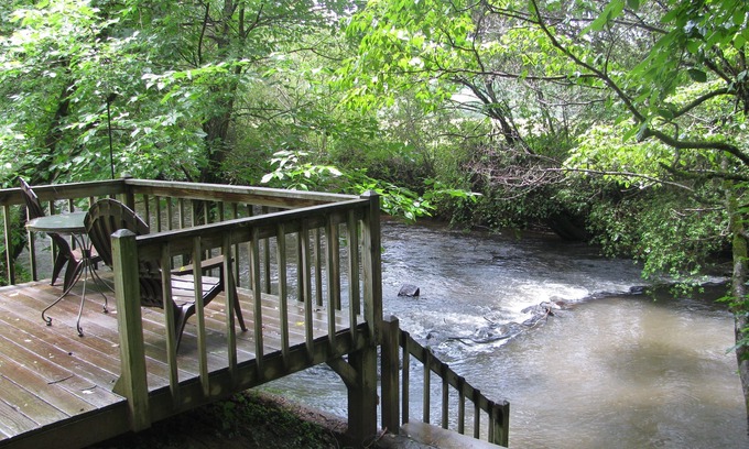 Blue Ridge Cabin | Secluded Cabin Right on the Ellijay River minutes from Ellijay or Blue Ridge