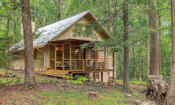 Kingston Springs Cabin | Secluded Cabin ~ 30 Minutes to Downtown Nashville or Downtown Franklin ~ Fire Pit ~ Family Fun!