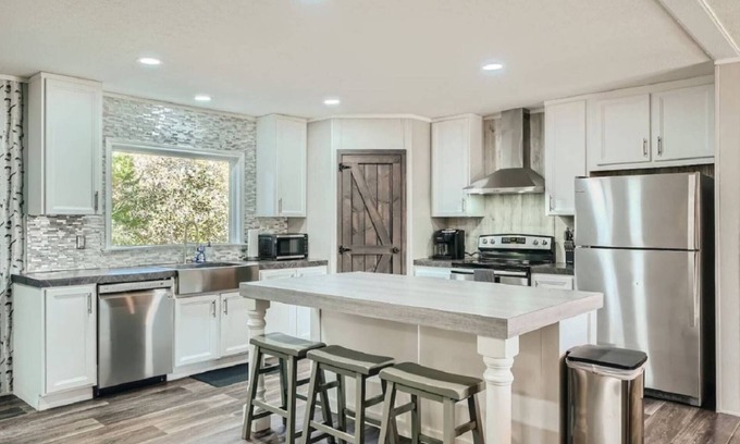Cedar Creek House | Secluded Country Home on 15 Acres with a BBQ and Upscale Kitchen. Close to COTA and the Airport.