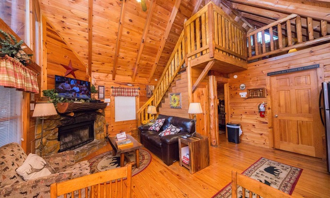 Gatlinburg - Pigeon Forge Cabin | Secluded Cozy Cabin!Firepit+Hot Tub+Loft