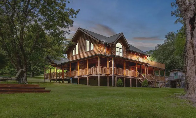 Dickson Cabin | Secluded Creekside Cabin- 45 Minutes to Nashville