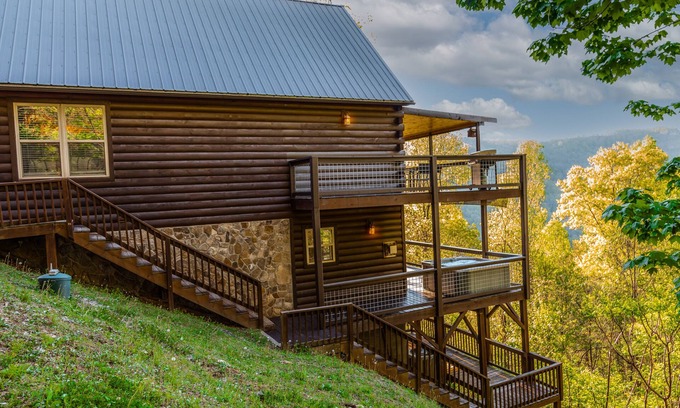 Bryson City House | Secluded, dog-friendly mountain-view cabin with hot tub & two fireplaces