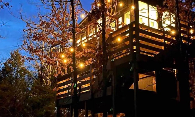 Conway Cabin | Secluded Dragonfly Treehouse - Private Hot Tub, Outdoor Movie Screen and More!