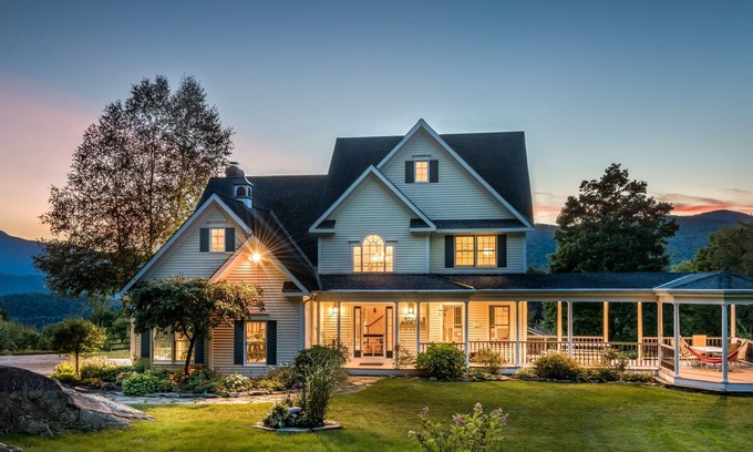 Waterbury House | Secluded Family/Group Retreat with Mountain Views & private Pool or Hot Tub