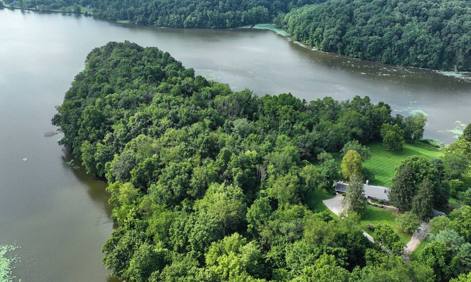 Logan House | Secluded & Fancy Lake House. Free kayaks & canoe!