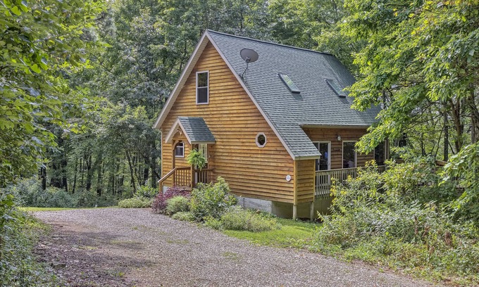 Rockbridge Cabin | Secluded Getaway with Hot Tub, Cliffs on 5-acre Ravine in Hocking Hills