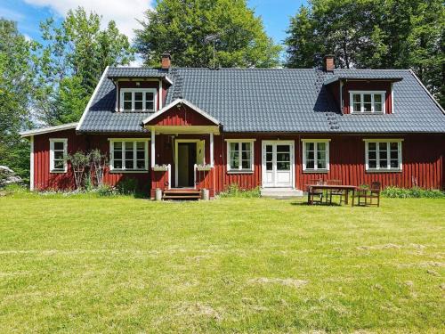 Roke House | Secluded Greenery Retreat-By Traum