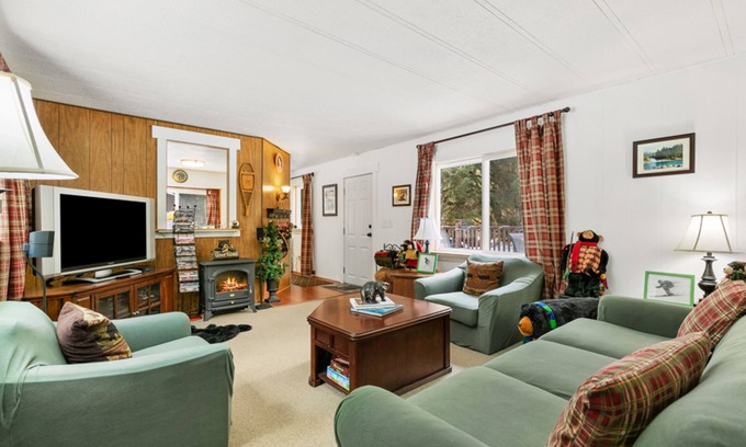 Gold Bar House | Secluded home with hot tub, firepit, & deck - peaceful location