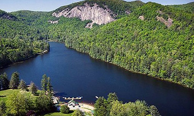 Sapphire Villa | Secluded House, 2 Minute Walk to Gorgeous Lake, Bald Rock & Walking Trails
