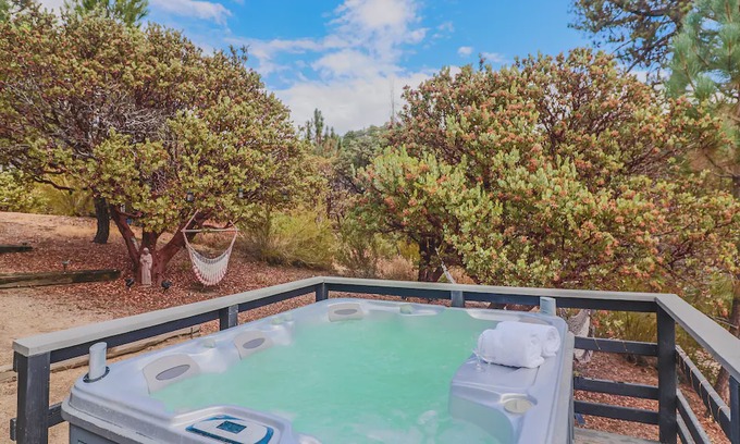 Idyllwild House | Secluded "Ivanhoe" Cabin with a Hot Tub & Magnificent Views