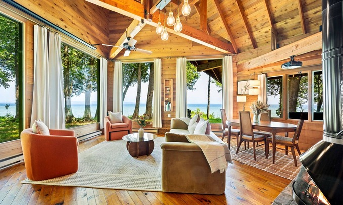 Gills Rock Cabin | Secluded, Lakeside Cottage on the Bluff